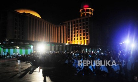 Sejumlah remaja muslim menghadiri acara halal bi halal DMI di Masjid Istiqlal, Jakarta, Jumat (6/7).