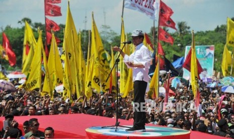 Calon presiden nomor urut satu Joko Widodo melakukan kampanye terbuka di Lapangan Sitarda, Kupang, Nusa Tenggara Timur, Senin (8/4).