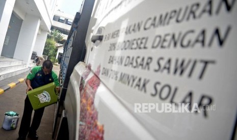 Petugas mengisi bahan bakar B30 ke kendaraan saat peluncuran uji jalan Penggunaan Bahan Bakar B30 untuk kendaraan bermesin diesel di Kementerian ESDM, Jakarta, Kamis (13/6).