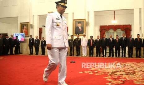 Pelantikan Gubernur NTB. Gubernur terpilih NTB Zulkieflimansyah (kiri) bersiap menandatangani berita acara pelantikan oleh Presiden Joko Widodo di Istana  Negara, Jakarta, Rabu (19/9).