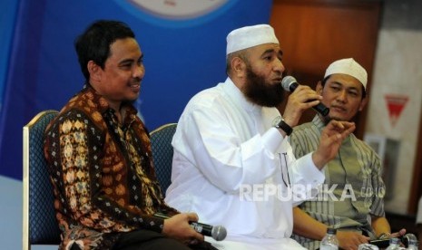 Penulis Internasional asal Mesir Syaikh Mahmud Al Mishri (tengah) memaparkan pendapatnya pada acara Jumpa Penulis Internasional di Jakarta Convention Center (JCC), Jakarta, Kamis (19/4).