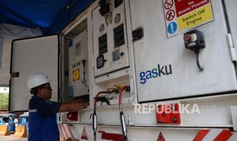 Petugas beraktivitas di Mobile Refueling Unit (MRU) milik PT Perusahaan Gas Negara (PGN) di Kawasan Monas, Jakarta, Ahad (21/10).