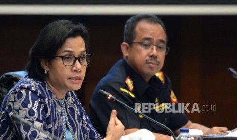 Aturan Ekspor dan Impor Penumpang. Menteri Keuangan Sri Mulyani (kiri) bersama Dirjen Bea dan Cukai Heru Pambudi  saat konferensi pers di Gedung Kementerian Keuangan, Jakarta, Kamis (28/12).