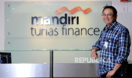 Direktur Utama Mandiri Tunas Finance Arya Suprihadi saat diwawancarai Republika,Jakarta, Senin (18/2).