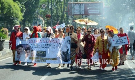 Sejumlah perempuan yang tergabung dalam Komunitas Cinta Berkain Indonesia (KCBI) Bandung, berjalan memakai kebaya, di Car Free Day (CFD), Jalan Ir H Djuanda, Kota Bandung, Ahad (14/7). (ilustrasi)