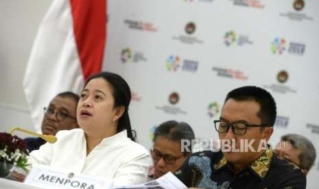 Menko PMK PUan Maharani (kiri) bersama Menpora Imam Nahrawi. (ilustrasi)