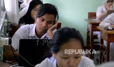 Sejumlah Siswa mengikuti Ujian Nasional Berbasis Komputer (UNBK) di Sekolah Menengah Atas Negeri (SMAN) 28 Jakarta, Senin (1/4).