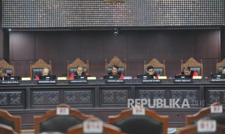 Ketua MK, Awar Usman (tengah) bersama hakim mahkamah konstitusi saat menggelar sidang putusan di Mahkamah Konstitusi, Kamis (25/10).