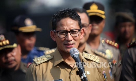 Wakil Gubernur DKI Jakarta Sandiaga Salahudin Uno memberikan keterangan kepada media seusai apel Mantap Praja Jaya 2017 di Polda Metro Jaya, Jakarta, Selasa (31/10).