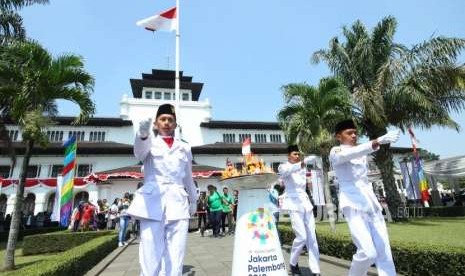 Prosesi Paskibraka di tempat isemayamkannya obor Asian Games di Gedung Sate, Jalan Diponegoro, Kota Bandung, Sabtu (11/8).