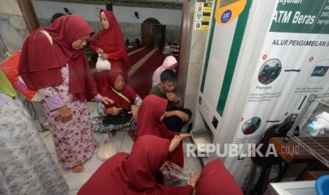 Masyarakat  antre untuk mendapatkan beras dari ATM beras baznas.