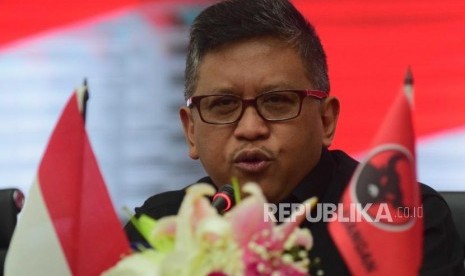 Sekretaris Jenderal  PDIP, Hasto Kristiyanto (tengah), memberikan sambutan dalam  pembukaann  kaderisasi PDI Perjuangaan di DPP PDIP, Jalan Diponegoro, Menteng, Jakarta, Senin (9/7).