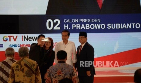 Capres No 01 Joko Widodo dan Capres No 02 Prabowo Subianto berfoto usai debat kedua calon presiden pemilu 2019, Jakarta, Ahad (17/2).