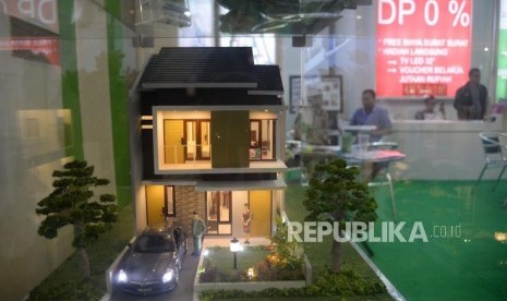 Penjaga stan menjelaskan tentang harga rumah dan fasilitasnya kepada calon konsumen saat pameran perumahan. ilustrasi