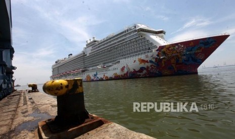 Kapal Pesiar Dream Cruises melintas saat akan bersandar di Pelabuhan Tanjung Priok, Jakarta, Rabu (4/4).