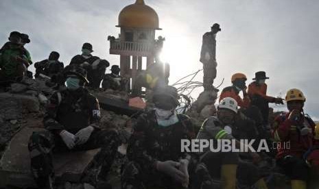 Tim SAR gabungan beristirahat disela proses evakuasi korban di Perumnas Balaroa, Palu, Sulawesi Tengah, Ahad (7/10).