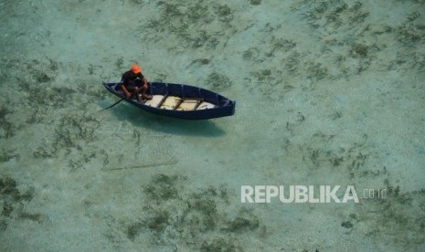 KESULITAN PEMBELI. Warga Pulau Panggang berperashi di sekitar perairan Pulau Panggang di Kabupaten Kepulauan Seribu, DKI Jakarta, Rabu (18/9).