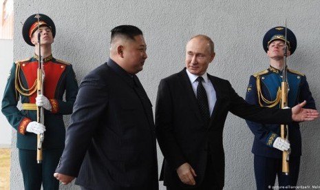 Kim Jong Un dan Vladimir Putin Berjabat Tangan di Vladivostok