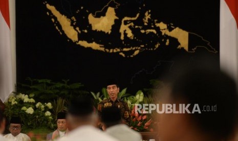 President Joko Widodo delivers his speech during a fast-breaking gathering with heads of state institutions, cabinet ministers, Islamic leaders, members of the boards of Kadin (chamber of commerce and industry) and Hipmi (young entrepreneurs association) at the state palace, Jakarta, on Friday.