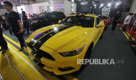 Suasana Pameran otomotif Indonesia International Motor Show (IIMS) 2019 di JIExpo Kemayoran, Jakarta, Kamis (25/4).