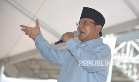 Calon Presiden no urut 2., Prabowo Subianto  memberikan sambutan  dalam Deklarasi Gerakan Emas (Gerakan Emak dan Anak Minum Susu) di Stadion Klender, Jakarta, Rabu (24/10).