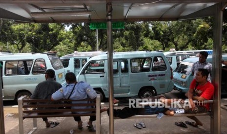 Aktivitas sopir angkot jurusan Tanah Abang saat menunggu rekannya bertemu dengan Pemprov DKI di Balai Kota, Jakarta, Rabu (31/1).