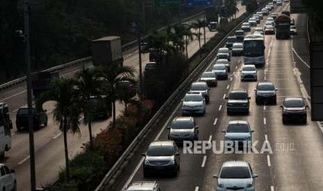 Sejumlah kendaraan melintas di ruas Jalan Tol Lingkar Luar Jakarta atau Jakarta Outer Ring Road (JORR) Bambu Apus, Jakarta.