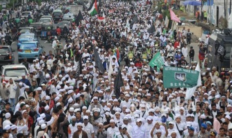 Ribuan umat muslim  dari berbagai ormas melakukan aksi menuntut tangkap dan penjarakan sukmawati Soekarno Putri yang di lakakukan di depan kantor Bareskrim Mabes Polri, Jakarta, Jumat (6/4).