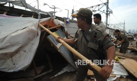 Penertiban. Satuan Polisi Pamong Praja Pemprov DKI Jakarta  melakukan  penertiban di jalur inspeksi kanal banjir barat, Jakarta Pusat, Senin (13/11).