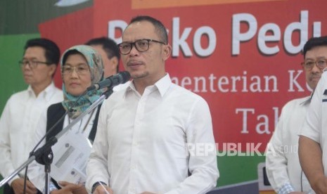 Menteri Ketenagakerjaan Hanif Dhakiri membuka posko pengaduan THR lebaran 2018 di Pusat Pelayanan Terpadu Satu Atap (PTSA), Gedung B Kantor Kementerian Ketenagakerjaan, Jakarta, Senin (28/5).