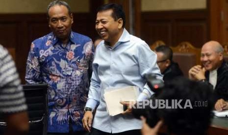 Mantan Ketua DPR Setya Novanto dan Mantan Direktur Dukcapil Kemendagri Sugiharto saat akan mengikuti sidang di Pengadilan Tipikor, Jakarta, Selasa (18/9).