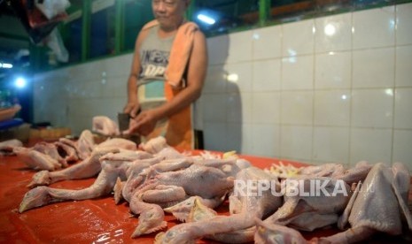 Pedagang melayani pembeli ayam potong di Pasar Jatinegara, Jakarta (ilustrasi)