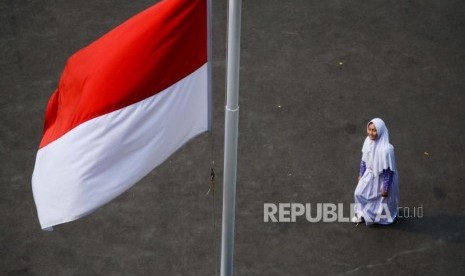 Pengibaran bendera merah putih setengah tiang. (Ilustrasi)