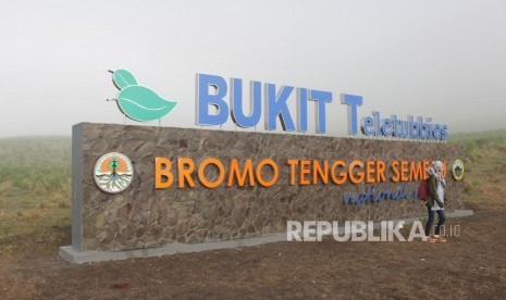 Tugu bukit teletubbies tampak di kawasan Gunung Bromo, Probolinggo, Jawa Timur.