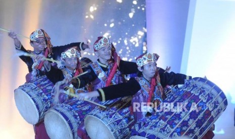 Penari membawakan tarian Gendang Beleq saat pembukaan Anugerah Syariah Republika (ASR) 2017 di Jakarta, Rabu (6/12) malam. 