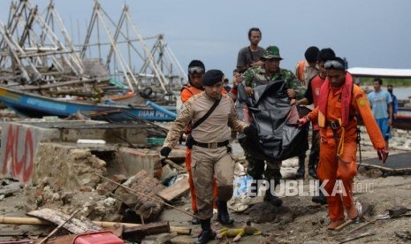 Petugas mengevakuasi jenazah korban bencana Tsunami di Kawasan Sumur, Pandeglang, Banten, Selasa (25/12).