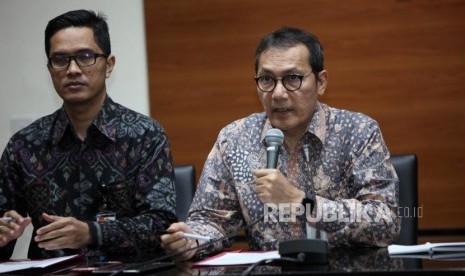 Wakil Ketua KPK Saut Situmorang (kanan) didampingi Jubis KPK Febri Diansyah (kiri) memberikan keterangan kepada media saat konferensi pers di  Gedung KPK, Jakarta, Jumat (10/11).