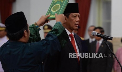 Letjen TNI Doni Monardo (kiri) diambil sumpah jabatannya saat dilantik sebagai Kepala Badan Nasional Penanggulangan Bencana (BNPB) di Istana Negara, Jakarta Rabu (9/1/2019) pagi. Presiden Joko Widodo melantik Letjen Doni Monardo sebagai kepala BNPB menggantikan Willem Rampangilei. 