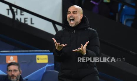  Manajer Manchester City Pep Guardiola bereaksi selama pertandingan sepak bola leg pertama semifinal Liga Champions UEFA antara Manchester City dan Real Madrid di Manchester, Inggris, 26 April 2022.