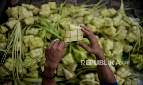 Pedagang kulit ketupat berjualan di area trotoar kawasan Pasar Palmerah, Jakarta, Senin (10/5). Menjelang Idulfitri 1442 H pedagang kulit ketupat mulai memadati area trotoar Pasar Palmerah menjelang. Menurut pedagang, pada H-3 Idulfitri penjualan kulit ketupat mengalami kenaikan permintaan, harga satu ikat kulit ketupat  dibandrol dengan harga Rp15.000. Republika/Thoudy Badai