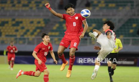 Pesepak bola Timnas Indonesia Arkhan Kaka (tengah) berebut bola di udara dengan pesepak bola Timnas Filipina Alexander Sabatin (kanan) pada pertandingan penyisihan Grup A Piala ASEAN U-19 Boys Championship atau AFF U-19 di Stadion Gelora Bung Tomo, Surabaya, Jawa Timur, Rabu (17/7/2024). Indonesia U-19 mengalahkan Filipina dengan skor 6-0. 