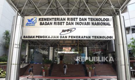 Sejumlah pegawai memasuki Kantor Kementerian Riset dan Teknologi (Kemenristek) /Badan Riset dan Inovasi Nasional di Jakarta. Salah satu target utama Badan Riset dan Inovasi Nasional (BRIN) adalah membuat BRIN menjadi platform untuk kerja sama global yang inklusif dan kolaboratif. Selain itu, BRIN juga akan memfokuskan kerja sama global yang berfokus pada digital economy, green economy dan blue economy.