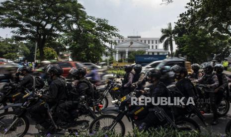 [Ilustrasi] Sejumlah personel Brimob melakukan pengamanan saat berlangsungnya sidang lanjutan kasus pelanggaran protokol kesehatan dengan terdakwa Rizieq Shihab di Pengadilan Negeri (PN) Jakarta Timur, Jakarta.