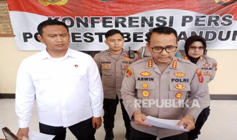 Kapolrestabes Bandung Kombes Pol Aswin Sipayung didampingi Kasatreskrim Polrestabes Bandung AKBP Arief Prasetya menyampaikan keterangan pers tentang ayah tiri menyetubuhi dua anaknya di Bandung, Selasa (24/1/2023). 