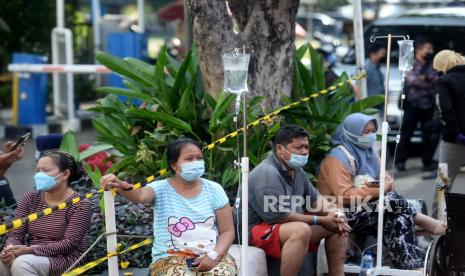 Sejumlah pasien berada didekat tenda darurat RSUD Chasbullah Abdulmajid Kota Bekasi, Jawa Barat, Jumat (25/6). Puluhan pasien yang dirawat ditenda darurat tersebut belum tentu menderita COVID-19, mereka akan diperiksa lebih dahulu dengan swab PCR sembari dilakukan perawatan. Melonjaknya kasus COVID-19 di Kota Bekasi dalam beberapa hari terakhir mengakibatkan penuhnya tingkat keterisian tempat tidur di rumah sakit tersebut. Prayogi/Republika