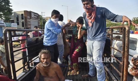 Korban kebocoran gas dievakuasi dari lokasi kebocoran gas di Vishakhapatnam, India, Kamis (7/5). Kebocoran gas pabrik LG Polymers  menyebabkan warga sekitar sesak nafas, hingga beberapa mengalami pingsan