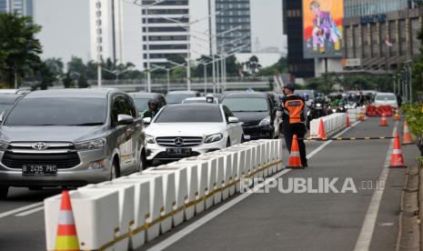 Pembatas jalur sepeda permanen di Jalan Sudirman, Jakarta.