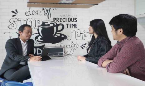 Executive Vice President Human Capital Business Partner Bank BRI E.R.A Taufiq (kiri) tengah memberikan pengarahan kepada millennial muda BRI yang dikenal dengan Insan BRILiaN mengenai core values perusahaan dan strategi membangun digital culture yang dilakukan di Bank BRI.