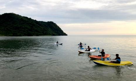 Asyiknya Mendayung Kano di Pantai Selayar Bawean Gresik