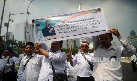 Sejumlah guru madrasah melakukan unjuk rasa di kawasan Patung Kuda Arjuna Wiwaha, Monas, Jakarta, Senin (26/6/2023). Ratusan guru madrasah yang tergabung dalam Forum Guru Sertifikasi Non Inpassing (FGSNI) tersebut menuntut pemerintah untuk segera menerbitkan SK Inpassing Guru di tahun 2023.